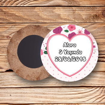 Çiçekler İçinde Kalp Temalı Ahşap Daire Magnet