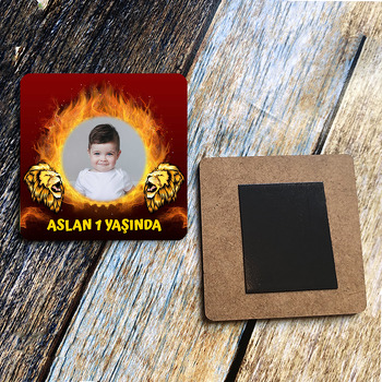 Aslan ile Ateşli Çerçeve Temalı Resimli Kare Ahşap Magnet