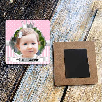 Pembe Beyaz Puantiye ile Gümüş Çerçeve Temalı Resimli Kare Ahşap Magnet