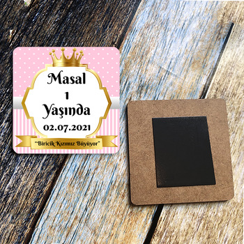 Pembe Beyaz Puantiye ile Gold Çerçeve Temalı Kare Ahşap Magnet