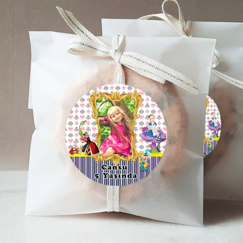Alice Temalı Resimli Sticker
