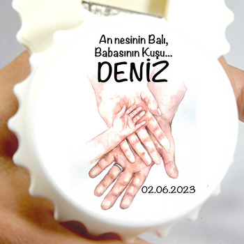 Anne Baba Eli İçerisinde Bebek Eli Temalı Kapak Şekilli Magnet Açacak