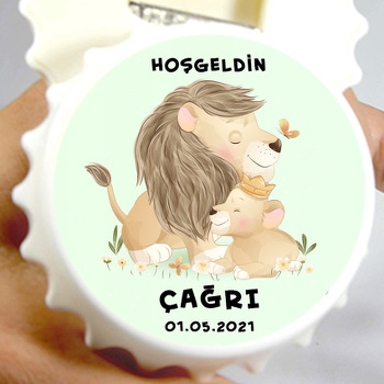 Aslan Baba ile Yavrusu Yeşil Fon Temalı Kapak Şekilli Magnet Açacak