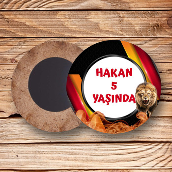 Aslan Sarı Kırmızı Fon Temalı Ahşap Daire Magnet