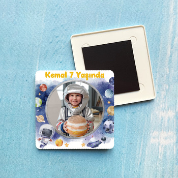 Astronot ile Soft Tonlarda Gezegenler Temalı Plastik Kare Magnet