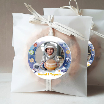 Astronot ile Soft Tonlarda Gezegenler Temalı Resimli Sticker