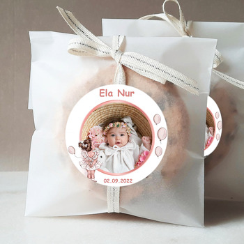 Bej Balonlu Puantiye Elbiseli Kız Temalı Sticker