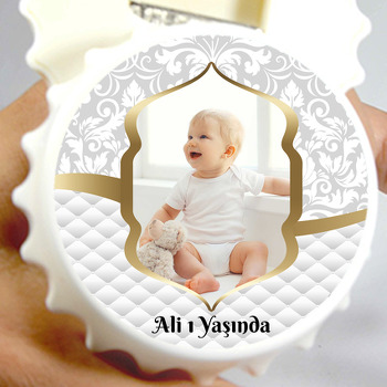 Beyaz Kapitone Fonda Gold Çerçeve Temalı Resimli Kapak Şekilli Magnet Açacak