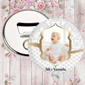 Beyaz Kapitone Fonda Gold Çerçeve Temalı Resimli Magnet Açacak