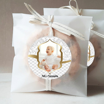 Beyaz Kapitone Fonda Gold Çerçeve Temalı Resimli Sticker