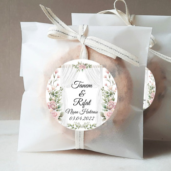 Beyaz Tül Tak ile Pembe Güller Temalı Sticker
