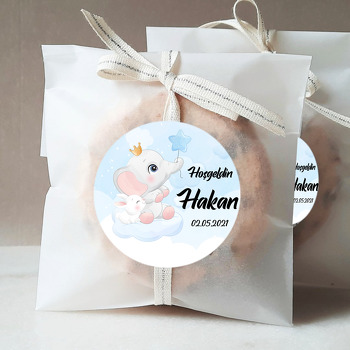 Bulutlarda Oturan Fil ile Mavi Balon Temalı Sticker