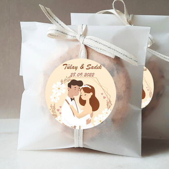Çiçekler İçerisinde Gelin Damat ile Krem Fon Temalı Sticker