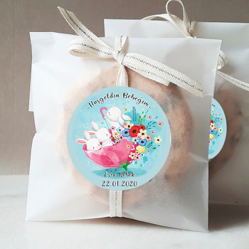 Çiçekli Şemsiyeli Tavşanlar Temalı Sticker