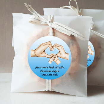 Dört Kişilik Aile Eli Mavi Fon Temalı Sticker