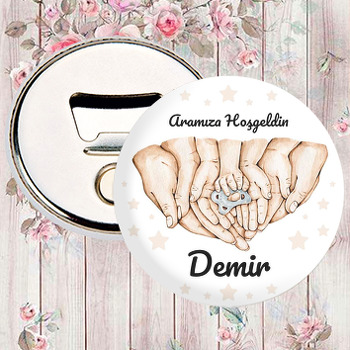 Ebeveyn ile Kardeş Elleri İçerisinde Bebek Eli ve Emzik Temalı Magnet Açacak