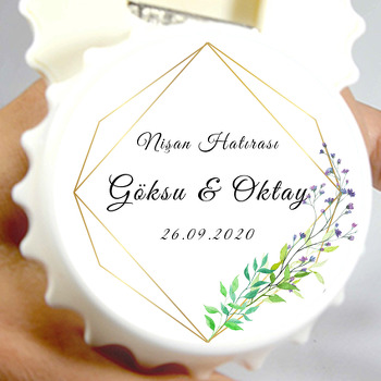 Geometrik Çerçeve ile Asimetrik Yaprak Temalı Kapak Açacak