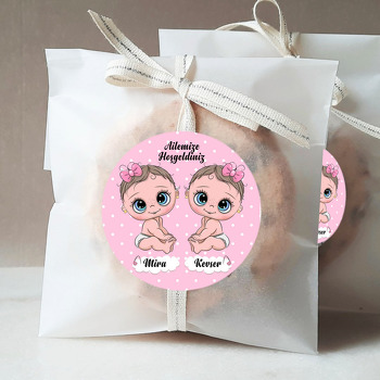 İkiz Kız Bebekler ile Pembe Puantiye Fon Temalı Sticker