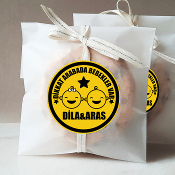 İkiz Kız ve Erkek Bebek ile Dikkat Bebek Var Temalı Sticker