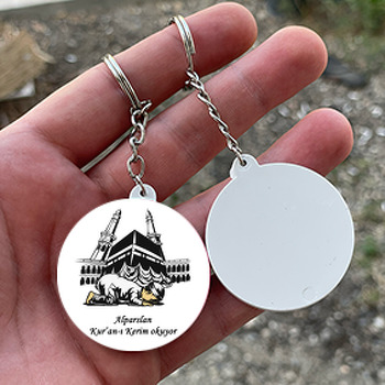 Kabede Namaz Kılan Çocuk Temalı Daire Plastik Anahtarlık