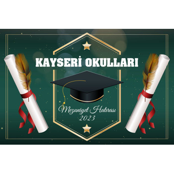 Kep ile Tüylü Kalemli Diploma ile Yeşil Fonda Mezuniyet Hatırası Temalı Afiş
