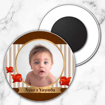 Kırmızı Balık ve Taba Rengi Fonda Gold Çerçeve Temalı Daire Plastik Doğum Günü Magnet