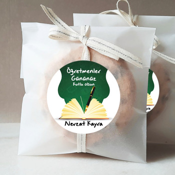 Kitap ile Dolma Kalem ve Yeşil Tahta Fon Temalı Sticker