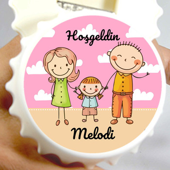 Kız Çocuklu Aile ile Pembe Bulutlar Temalı Kapak Şekilli Magnet Açacak