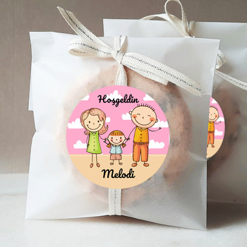 Kız Çocuklu Aile ile Pembe Bulutlar Temalı Sticker