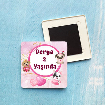 Köpekler ile Pembe Fon Temalı Plastik Kare Magnet