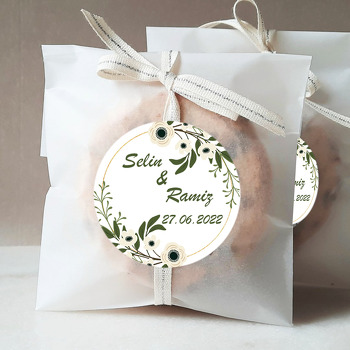 Krem Çiçekler ile Yeşil Dallar Temalı Sticker