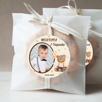 Krem Puantiye Balonlu Ayıcık ile Bulutlar ve Yıldızlar Temalı Sticker