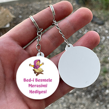 Kuran Okuyan Kız Çocuk ile Beyaz Fon Temalı Daire Plastik Anahtarlık