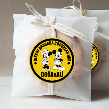 Mickey ve Minnie Mouse Kardeş ve Dikkat Çocuk Var Temalı Sticker