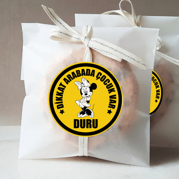 Minnie Mouse Kardeş ve Dikkat Çocuk Var Temalı Sticker