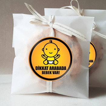 Oturan Bebek ile Dikkat Bebek Var Temalı Sticker
