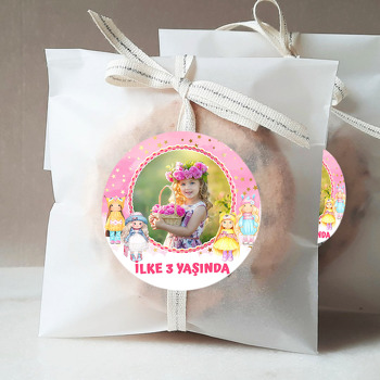 Oyuncak Bebekler ile Pembe Fon Temalı Sticker