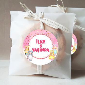 Oyuncak Bebekler ile Pembe Fon Temalı Sticker