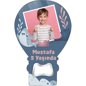 Partici Köpek Balığı ile Gri Fon Temalı Balon Ahşap Magnet 