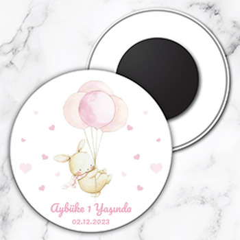 Pembe Balonlar ile Uçan Beyaz Tavşan ve Kalpler Temalı Daire Plastik Doğum Günü Magnet