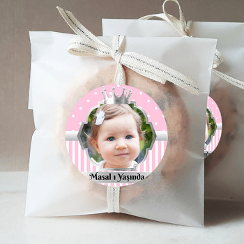 Pembe Beyaz Puantiye ile Gümüş Çerçeve Temalı Sticker
