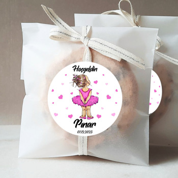 Pembe Elbiseli Balerin Kız ile Kalpler Temalı Sticker