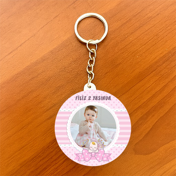 Pembe Fiyonklu Bebek Temalı Resimli Daire Plastik Anahtarlık