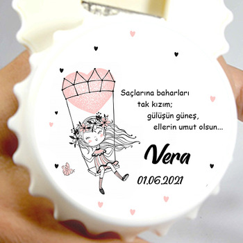 Pembe Kalp Balon ile Salıncakta Kız Temalı Kapak Şekilli Magnet Açacak
