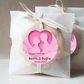 Pembe Kalpte Sevgililer ile Kelebekler Temalı Sticker