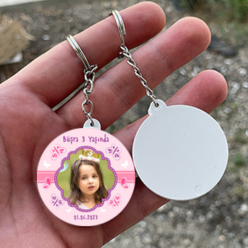 Pembe Kelebek ile Çerçeve Temalı Daire Plastik Doğum Günü Anahtarlık