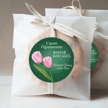 Pembe Laleler ile Yeşil Tahta Fonda Öğretmenler Günü  Temalı Sticker