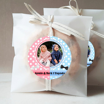 Pembe Mavi Puantiyeli Fon ile İkiz Temalı Resimli Sticker