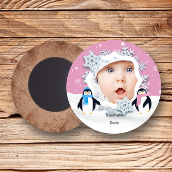 Pembe Penguen Temalı Resimli Ahşap Daire Magnet