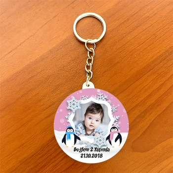 Pembe Penguen Temalı Resimli Daire Plastik Anahtarlık